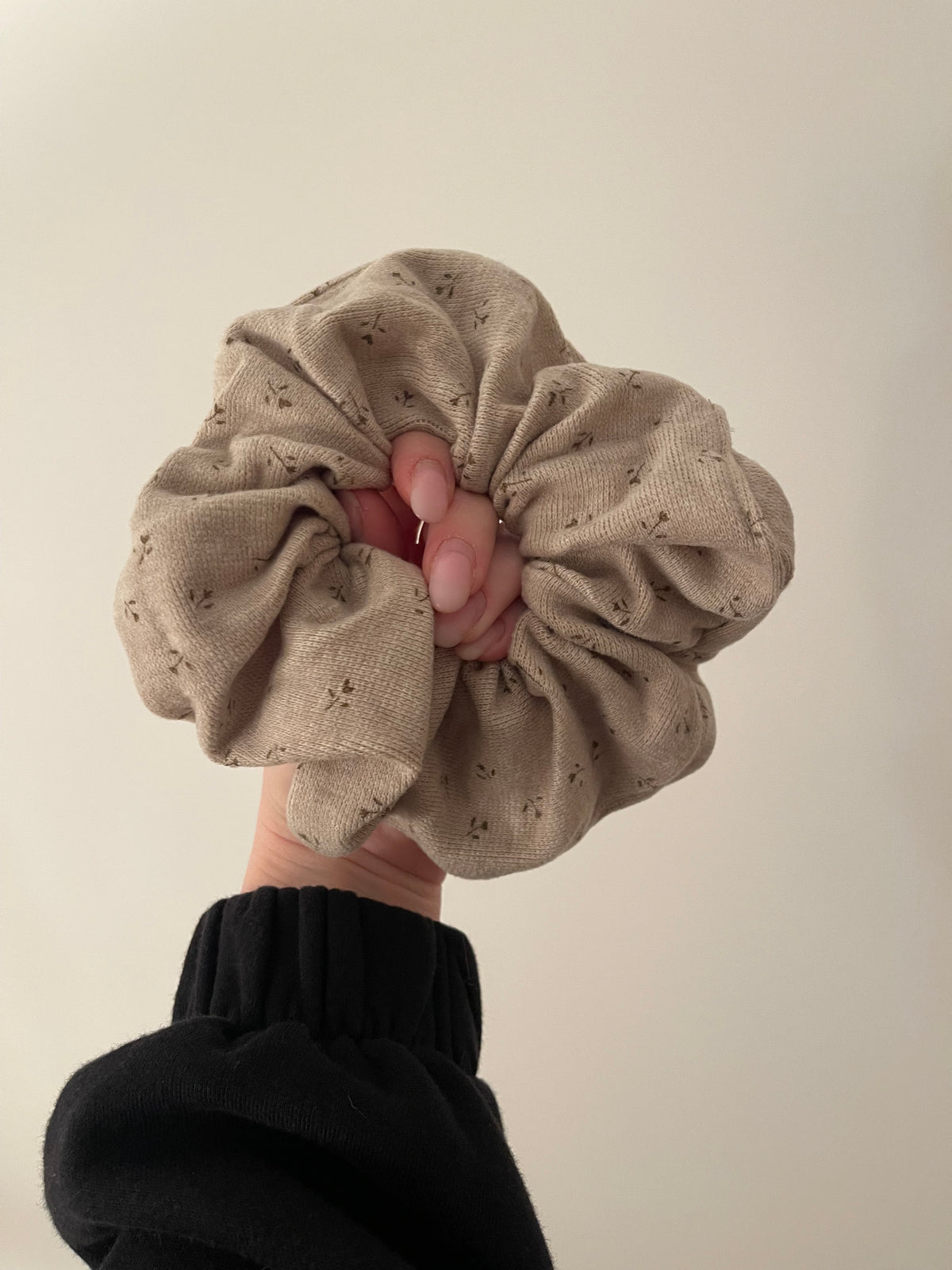 ⊹ FLOWER Scrunchie Beige Medium/Big ⊹