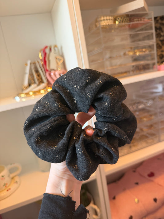 ⊹ FLOWER Scrunchie Black Medium/Big ⊹