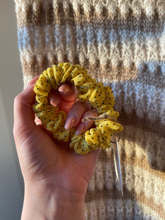⊹ DOTTI Butter Yellow ⊹ Scrunchie small (handmade)